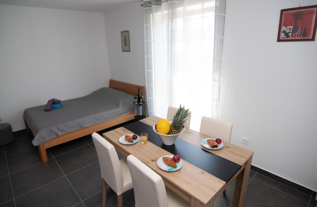 Valkane Beach Studio Apartment Pula Luaran gambar
