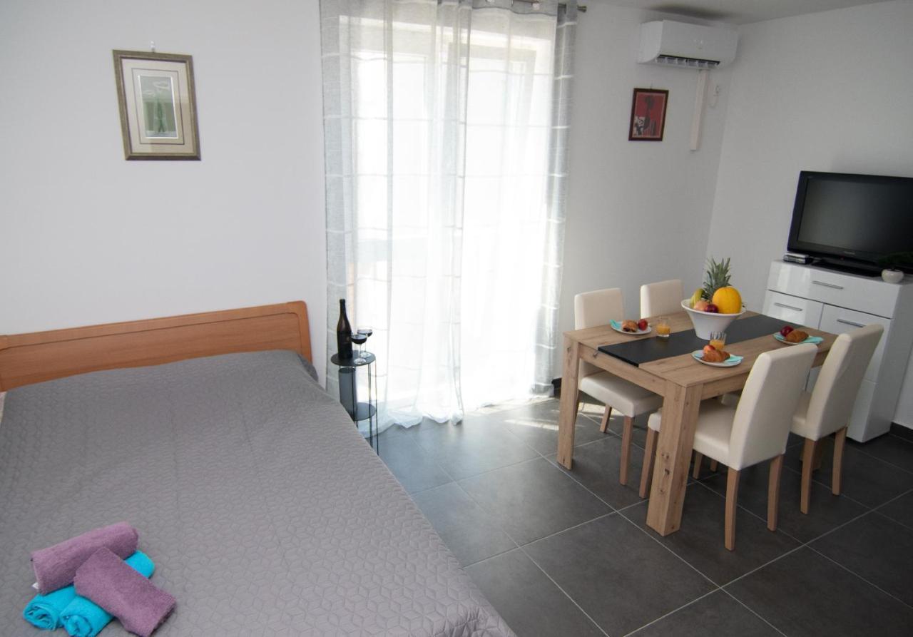 Valkane Beach Studio Apartment Pula Luaran gambar
