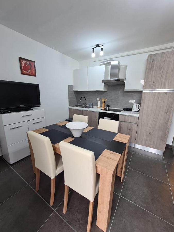 Valkane Beach Studio Apartment Pula Luaran gambar